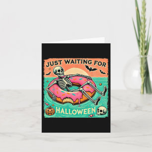 Gruseliger Summerween-Skelett, das nur auf Hallowe Karte