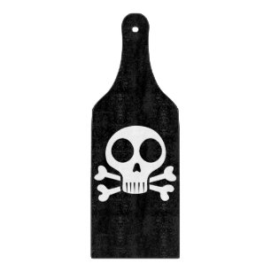 gruseliger Totenkopf auf schwarzem Hintergrund Schneidebrett