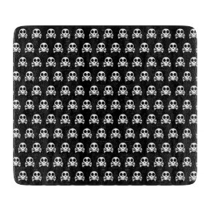 gruseliger Totenschädel auf schwarzem Hintergrund Schneidebrett