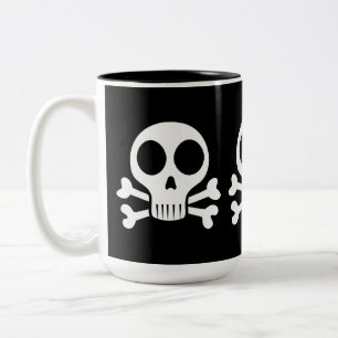 gruseliger Totenschädel auf schwarzem Hintergrund Zweifarbige Tasse