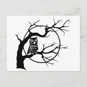 Gruseliger Uhu auf kahlem Baum-Silhouette Hallowee Postkarte