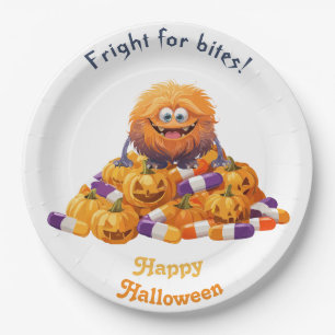 Gruseliges Halloween-Monster auf einem Haufen Süßi Pappteller
