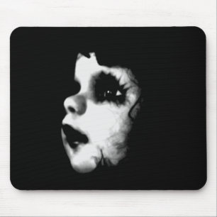 Gruseliges Puppen-Gesicht Mousepad