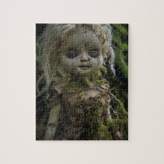 Gruselpuppe im Wald Puzzle (Vertikal)