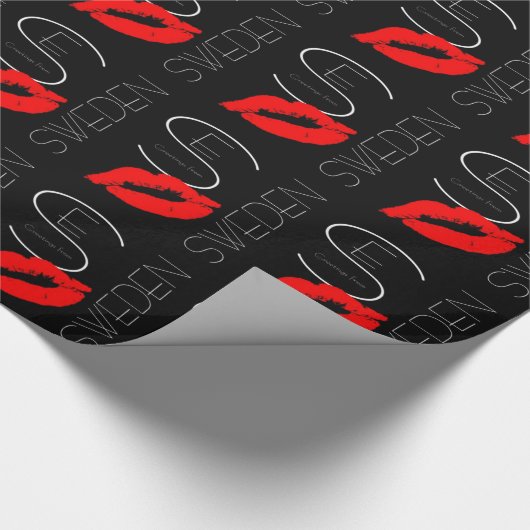 Grüße aus Schweden Red Lipstick Kiss Black Geschenkpapier (Ecke)