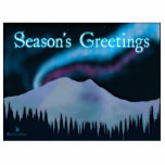 Grüße der Saison - Blue Aurora Fotoskulptur Magnet<br><div class="desc">An einer kalten Nacht in Alaska leuchten lila und blaue Nordlichter über schneebedeckte Berge. Text liest,  "Die Grüße der Jahreszeit" erscheint in blau und weiß.</div>