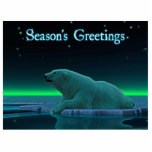 Grüße der Saison - Eiskantenpolarbär Fotoskulptur Magnet<br><div class="desc">Ein friedlicher Moment in der langen arktischen Nacht. Ein Eisbär Erholungen am Rand eines offenen Bereichs im Packeis. Die Nordlichter leuchten in der Ferne; helle Sterne blinken über dem Kopf. "Die Grüße der Jahreszeit" erscheint in leuchtendem Blau und Weiß. Fügen Sie Ihren eigenen Text hinzu. Eisbären sind gefährdet. Wie lange...</div>