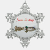 Grüße der Saison - Mallards Schneeflocken Zinn-Ornament (Vorderseite)
