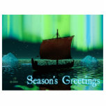 Grüße der Saison - Viking Ship Fotoskulptur Magnet<br><div class="desc">Ein leicht stilisiertes Bild eines Viking-Langschiffs,  das nachts unter den Nordlichter segelt,  hier gibt es einige Eisberge; die meiste Crew schläft. "Die Grüße der Jahreszeit" erscheint in leuchtendem Blau und Weiß.</div>