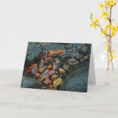 Grußkarte am Ufer mit Felsen. Karte (Gelbe Blume)