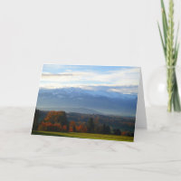 Grußkarte der Herbstbäume vor den Bergen