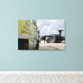 Guam's WONPAT Airport Leinwanddruck (Insitu (Holzboden))