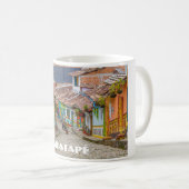Guatapé, Kolumbien, farbenfrohe Straße Kaffeetasse (VorderseiteRechts)