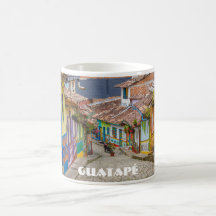 Guatapé, Kolumbien, farbenfrohe Straße