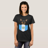 Guatemala Flag Miniature Pinscher Dog In Pocket T-Shirt (Vorne ganz)