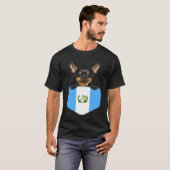 Guatemala Flag Miniature Pinscher Dog In Pocket T-Shirt (Vorne ganz)