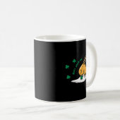 Gudetama Prise Me Saint Patrick's Day Kaffeetasse (VorderseiteRechts)