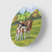 Guernsey Kuh & Niedlich Calf im Sommer Weide Runde Wanduhr (Winkel)