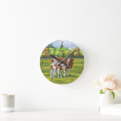 Guernsey Kuh & Niedlich Calf im Sommer Weide Runde Wanduhr (Zuhause)