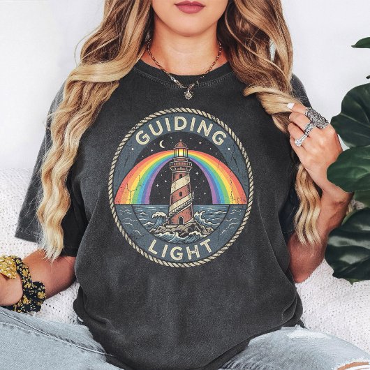 Guiding Light Leuchtturm Regenbogen Retro Abzeiche T-Shirt