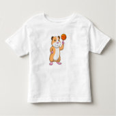 Guinea Schwein als Basketballspieler mit Basketbal Kleinkind T-shirt (Vorderseite)