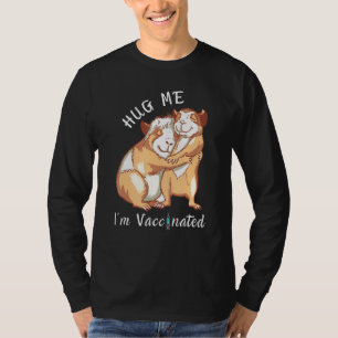 Guinea Schweine umarmen im geimpft T-Shirt
