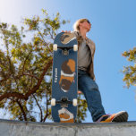 Guinea von Haustieren Schweine Illustrationen Pers Skateboard<br><div class="desc">Schaffen Sie ein niedliches personalisiertes Geschenk für alle,  die ihre Guinea Haustier Schwein fast so viel Liebe wie sie Liebe Skateboarding. Dieses Skateboard zeigt realistische Stilbilder von Guinea Schweine Set vor einem marineblau Hintergrund mit einem Spot,  um einen Namen oder anderen Text hinzuzufügen.</div>