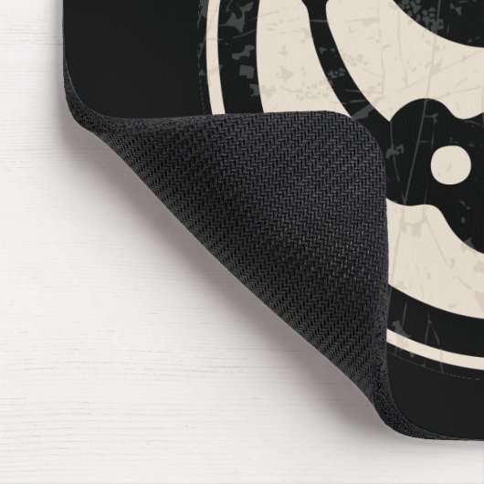 guit-yang1-blk-tan-T Mousepad (Ecke)