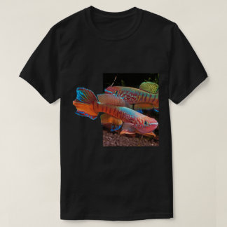 Gularis Killifish auf schwarzem T-Shirt