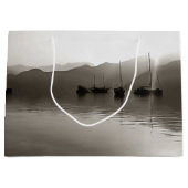 Gulets Ethereal in Gray Sailboat Malerei Große Geschenktüte (Vorderseite)