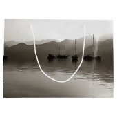 Gulets Ethereal in Gray Sailboat Malerei Große Geschenktüte (Rückseite)