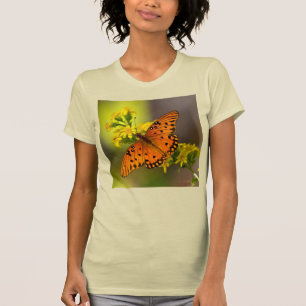 Gulf-Fritillarie oder Passionsfalter auf Goldrute T-Shirt