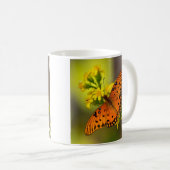 Gulf-Fritillary oder Passionsfalter auf Goldrute Kaffeetasse (VorderseiteRechts)