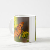 Gulf-Fritillary oder Passionsfalter auf Goldrute Kaffeetasse (Vorderseite Links)