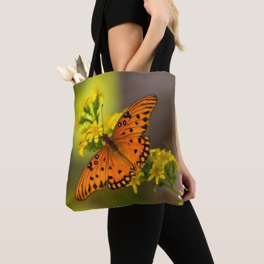 Gulf-Fritillary oder Passionsfalter auf Goldrute Tasche (Von Nahem)