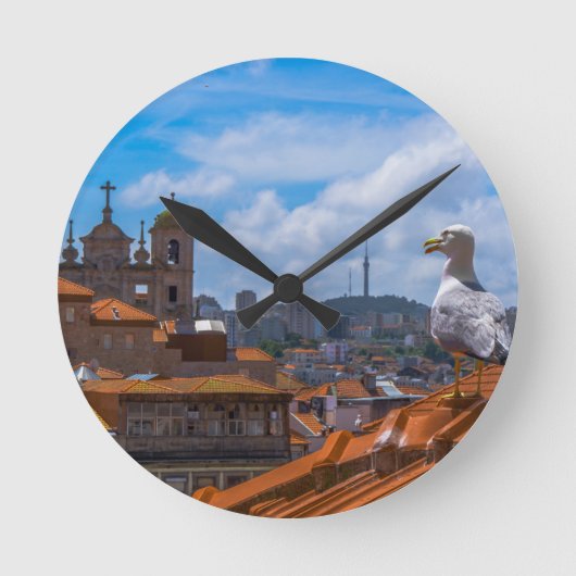 Gull Birds Eye View Rooftops von Portugal Runde Wanduhr (Vorderseite)