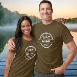 Gull Lake Minnesota Anker, Paddle Stadt und Name T-Shirt<br><div class="desc">Gull Lake, Minnesota nautische Anker Design ist personalisiert mit Ihrer Stadt (wie Brainerd, Nisswa, etc.) und Ihrem Namen (oder löschen). Dieses Retro-Design im Vintagen Stil zeichnet sich durch einen weißen Kreis, Anker, knisternde Paddeln und ein feines Banner aus, das den Gull Lake liest. Ideal für Bootfans oder alle, die den...</div>