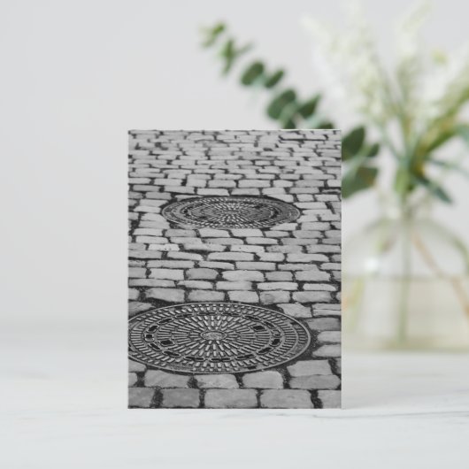 GulliŌ Manhole Paving Stones Postkarte (Stehend Vorderseite)