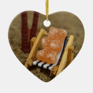 Gummiartiger Bär, der auf Strand sich entspannt Keramikornament