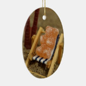 Gummiartiger Bär, der auf Strand sich entspannt Keramikornament (Rechts)