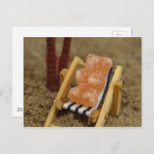 Gummibär entspannt sich am Strand Postkarte (Vorne/Hinten)