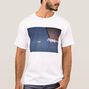 Gummiente, die Huhn spielt T-Shirt