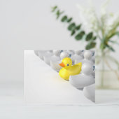 Gummiente gegen den Fluss Postkarte (Stehend Vorderseite)