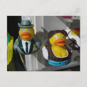 Gummienten in traditionellen Kostümen Postkarte
