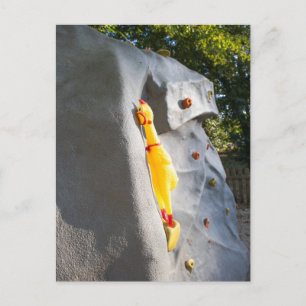 Gummihuhn beim Klettern Postkarte