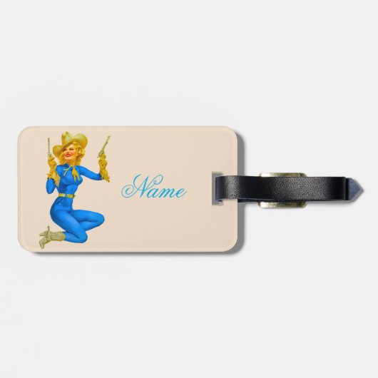 Gun-toting Button-up Cowgirl Thunder_Cove Gepäckanhänger (Rückseite horizontal)