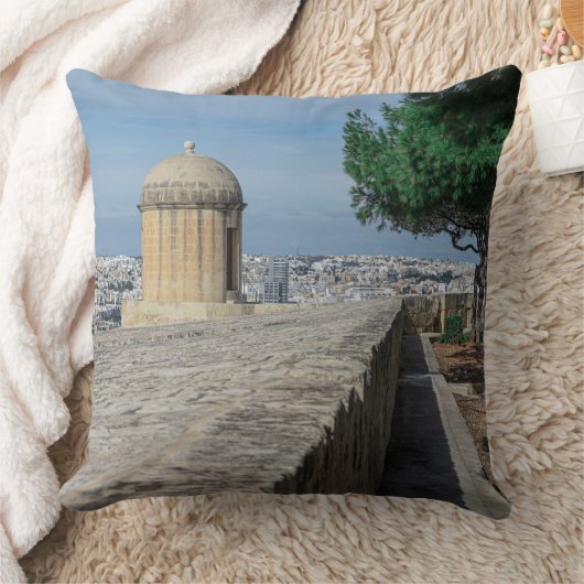 Gun turret auf alten Stadtmauern in Valletta, Malt Kissen (Decke)