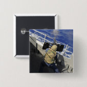 Gunners Mate feuert eine 50-Kaliber-Maschinenpisto Button (Vorne & Hinten)