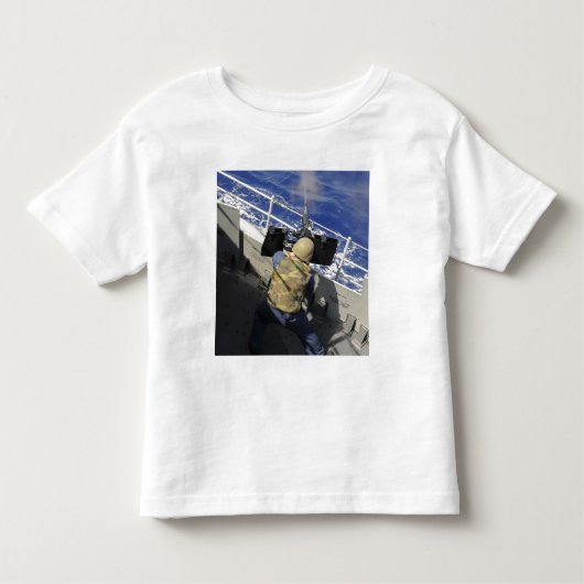 Gunners Mate feuert eine 50-Kaliber-Maschinenpisto Kleinkind T-shirt (Vorderseite)
