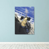 Gunners Mate feuert eine 50-Kaliber-Maschinenpisto Leinwanddruck (Insitu (Holzboden))